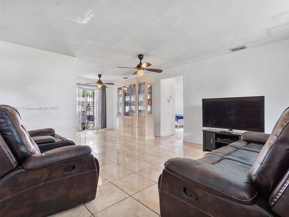 Recently Sold: $435,000 (3 beds, 2 baths, 1370 Square Feet)