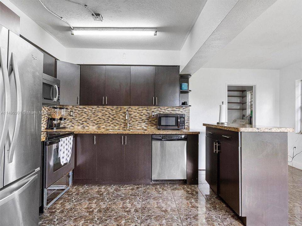 Recently Sold: $435,000 (3 beds, 2 baths, 1370 Square Feet)