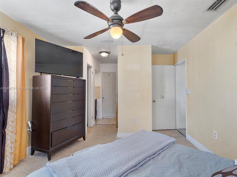 Recently Sold: $435,000 (3 beds, 2 baths, 1370 Square Feet)