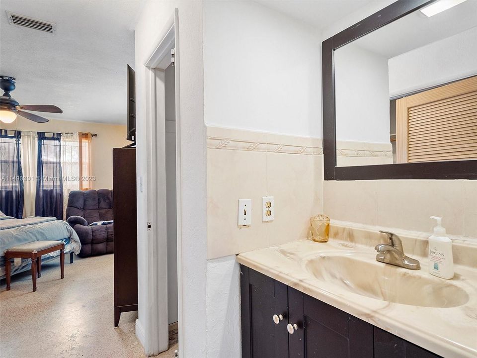 Recently Sold: $435,000 (3 beds, 2 baths, 1370 Square Feet)