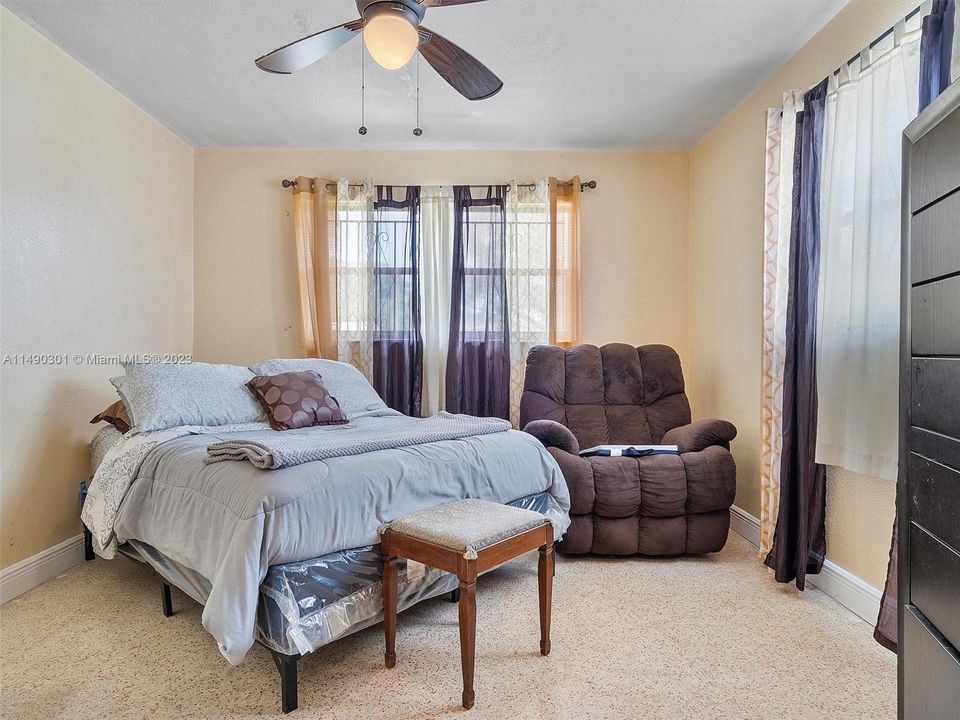 Recently Sold: $435,000 (3 beds, 2 baths, 1370 Square Feet)