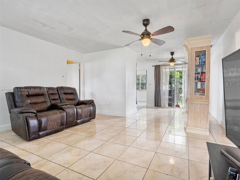 Recently Sold: $435,000 (3 beds, 2 baths, 1370 Square Feet)