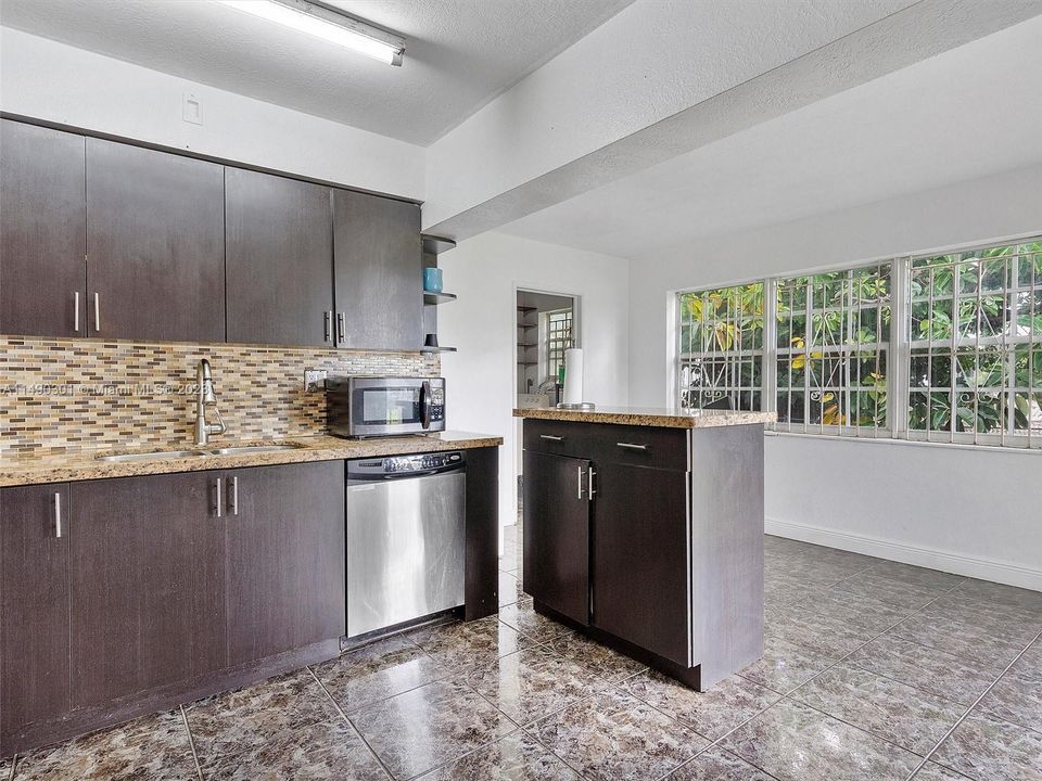 Recently Sold: $435,000 (3 beds, 2 baths, 1370 Square Feet)