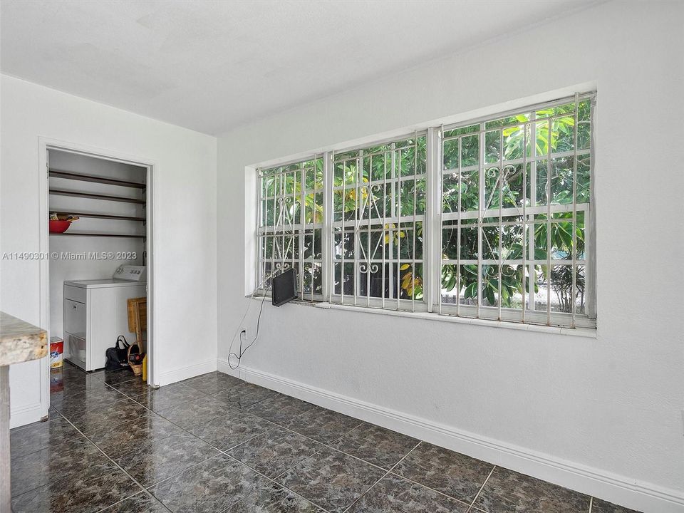 Recently Sold: $435,000 (3 beds, 2 baths, 1370 Square Feet)