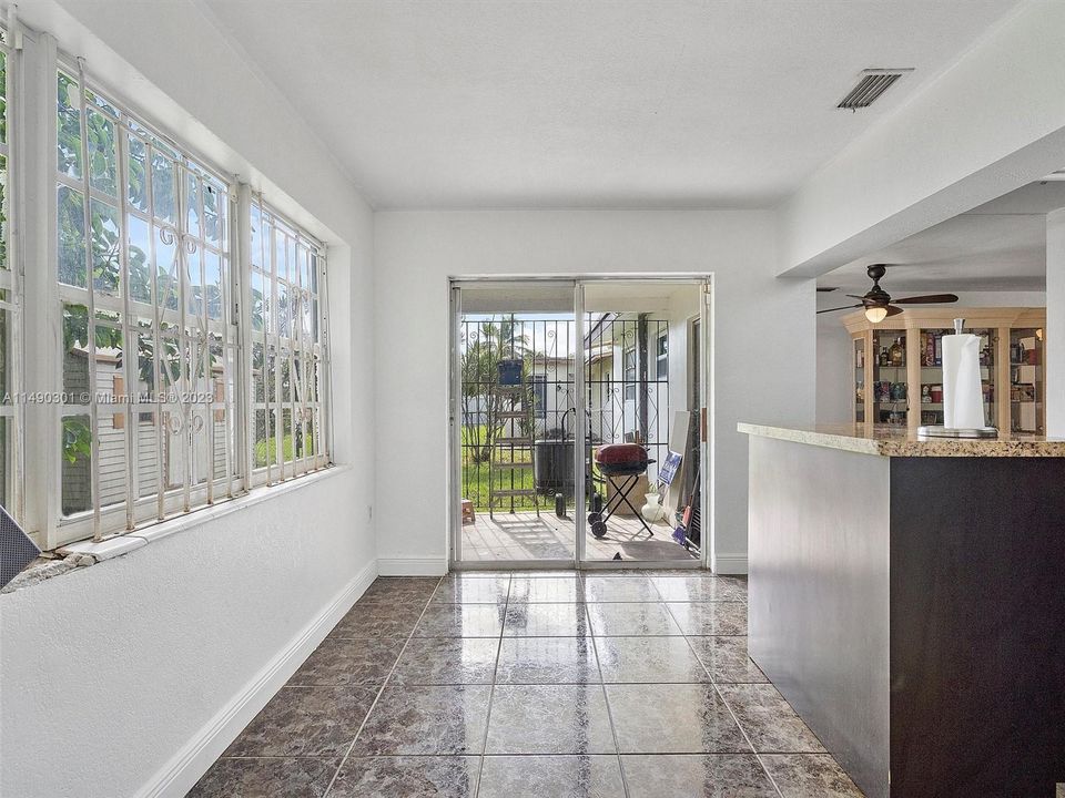 Recently Sold: $435,000 (3 beds, 2 baths, 1370 Square Feet)