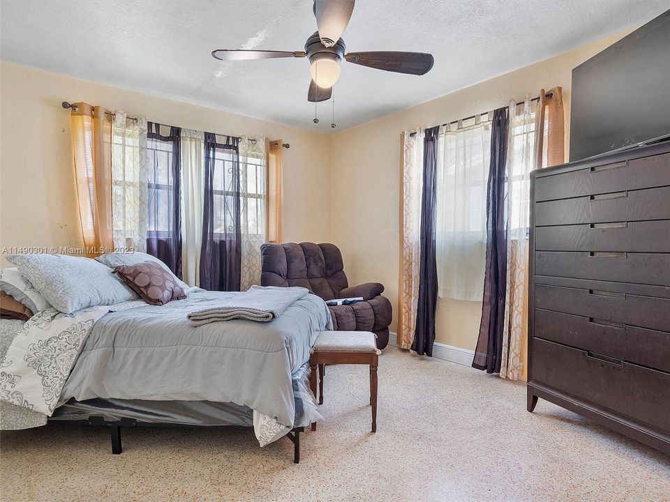 Recently Sold: $435,000 (3 beds, 2 baths, 1370 Square Feet)