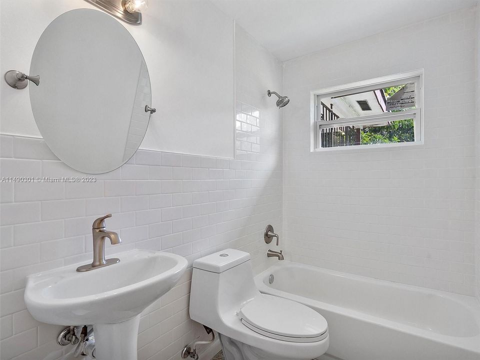 Recently Sold: $435,000 (3 beds, 2 baths, 1370 Square Feet)