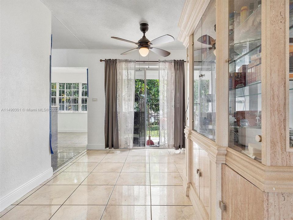 Recently Sold: $435,000 (3 beds, 2 baths, 1370 Square Feet)