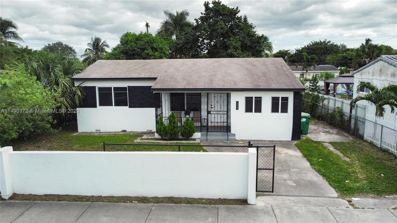 Recently Sold: $459,000 (3 beds, 2 baths, 1342 Square Feet)