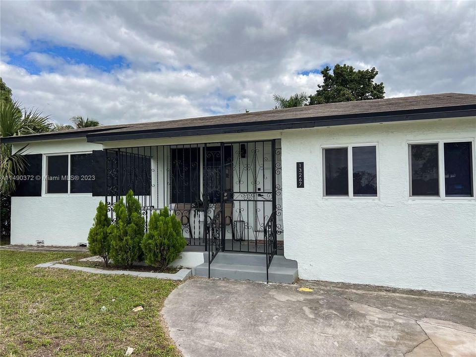 Recently Sold: $459,000 (3 beds, 2 baths, 1342 Square Feet)