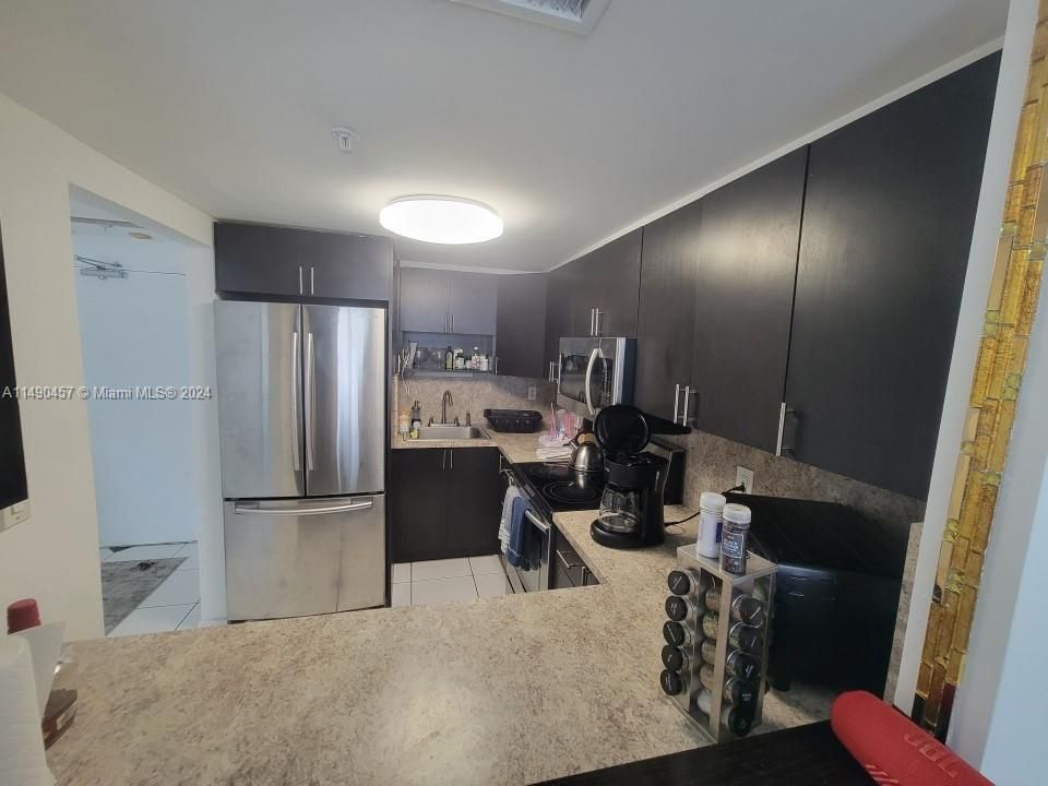 For Sale: $569,000 (2 beds, 2 baths, 930 Square Feet)