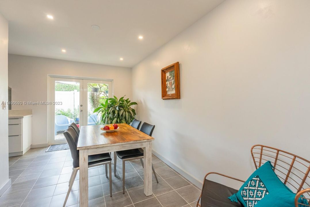 Recently Sold: $416,500 (2 beds, 2 baths, 1007 Square Feet)