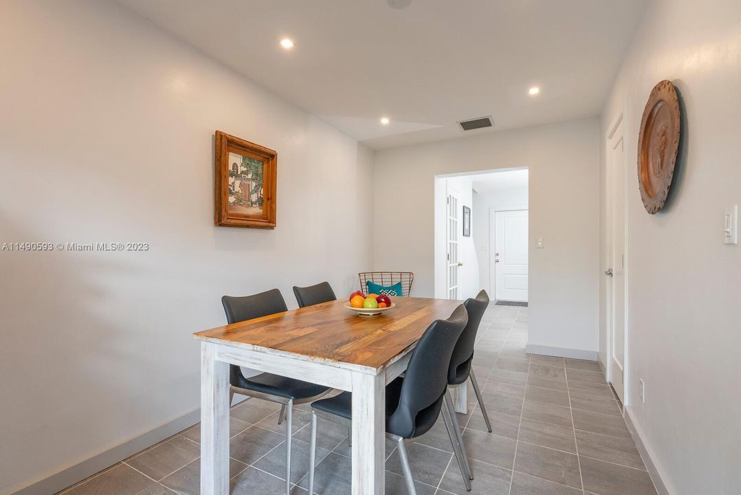 Recently Sold: $416,500 (2 beds, 2 baths, 1007 Square Feet)