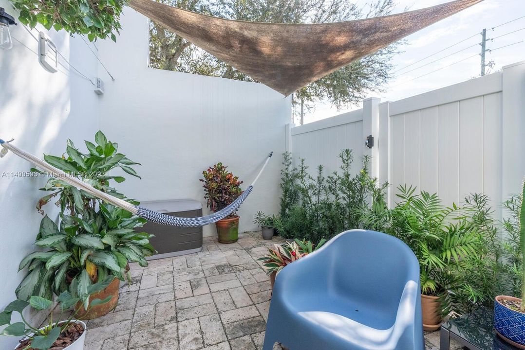 Recently Sold: $416,500 (2 beds, 2 baths, 1007 Square Feet)