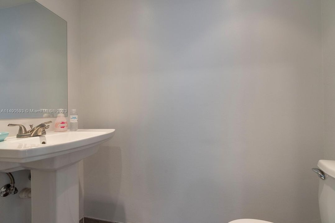 Recently Sold: $416,500 (2 beds, 2 baths, 1007 Square Feet)