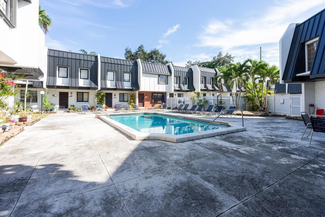 Recently Sold: $416,500 (2 beds, 2 baths, 1007 Square Feet)