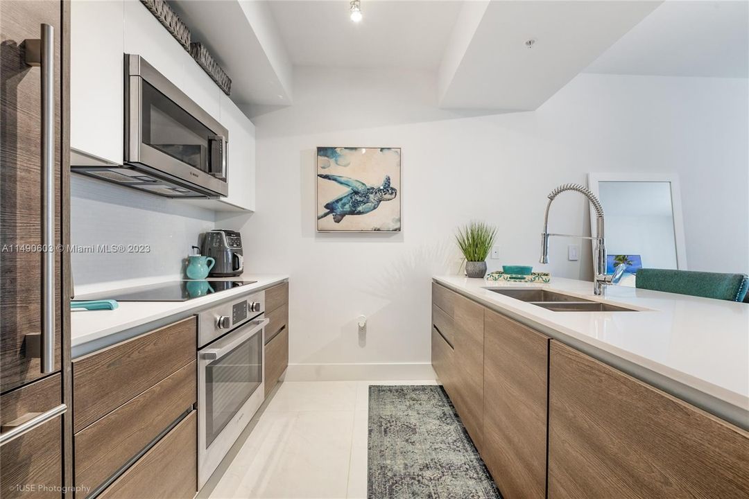 For Sale: $599,980 (1 beds, 1 baths, 768 Square Feet)