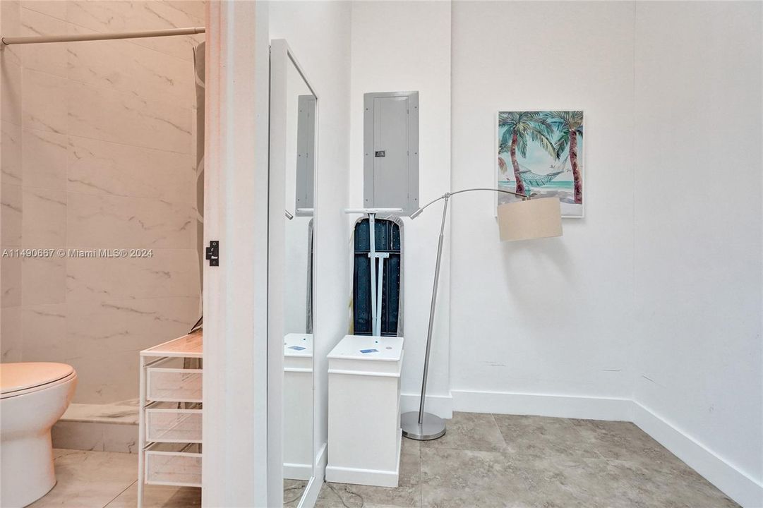 Recently Rented: $11,500 (5 beds, 3 baths, 2842 Square Feet)