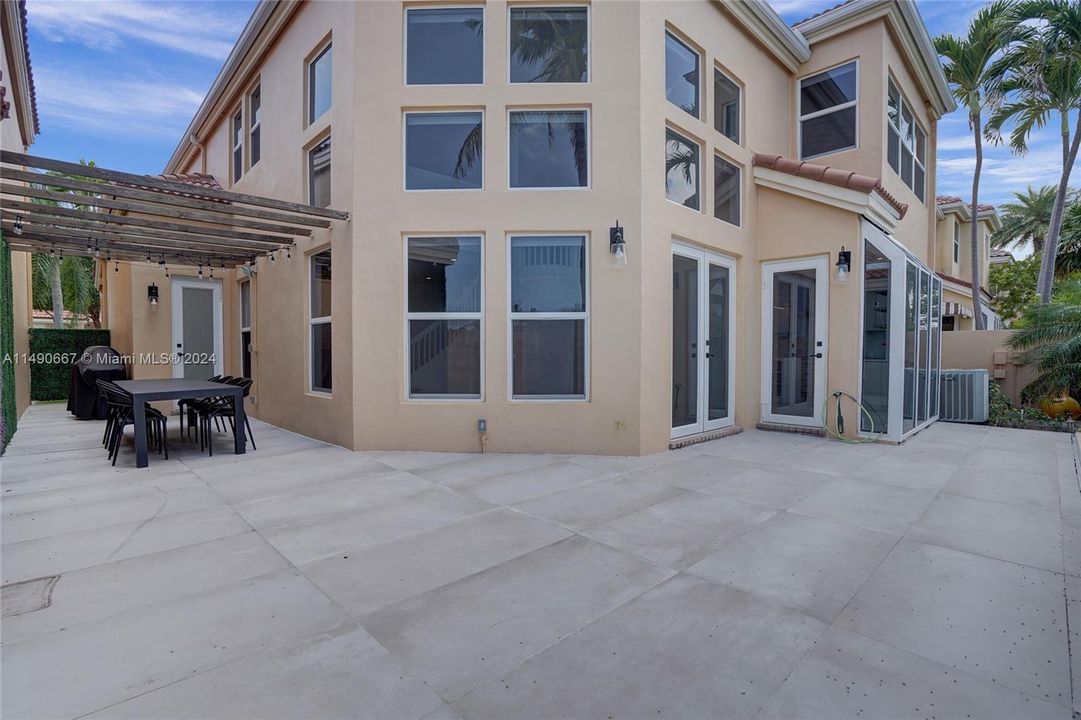 Recently Rented: $11,500 (5 beds, 3 baths, 2842 Square Feet)