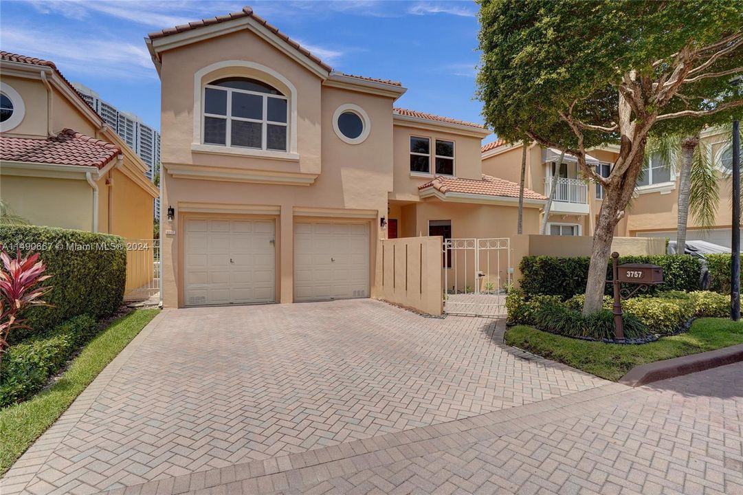 Recently Rented: $11,500 (5 beds, 3 baths, 2842 Square Feet)