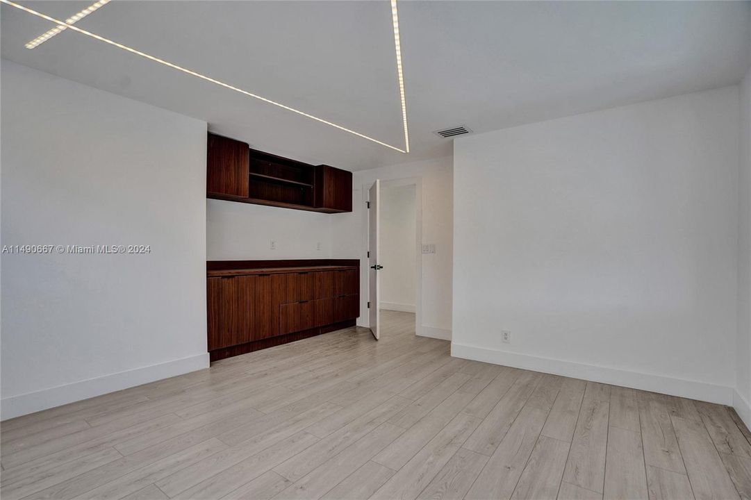 Recently Rented: $11,500 (5 beds, 3 baths, 2842 Square Feet)