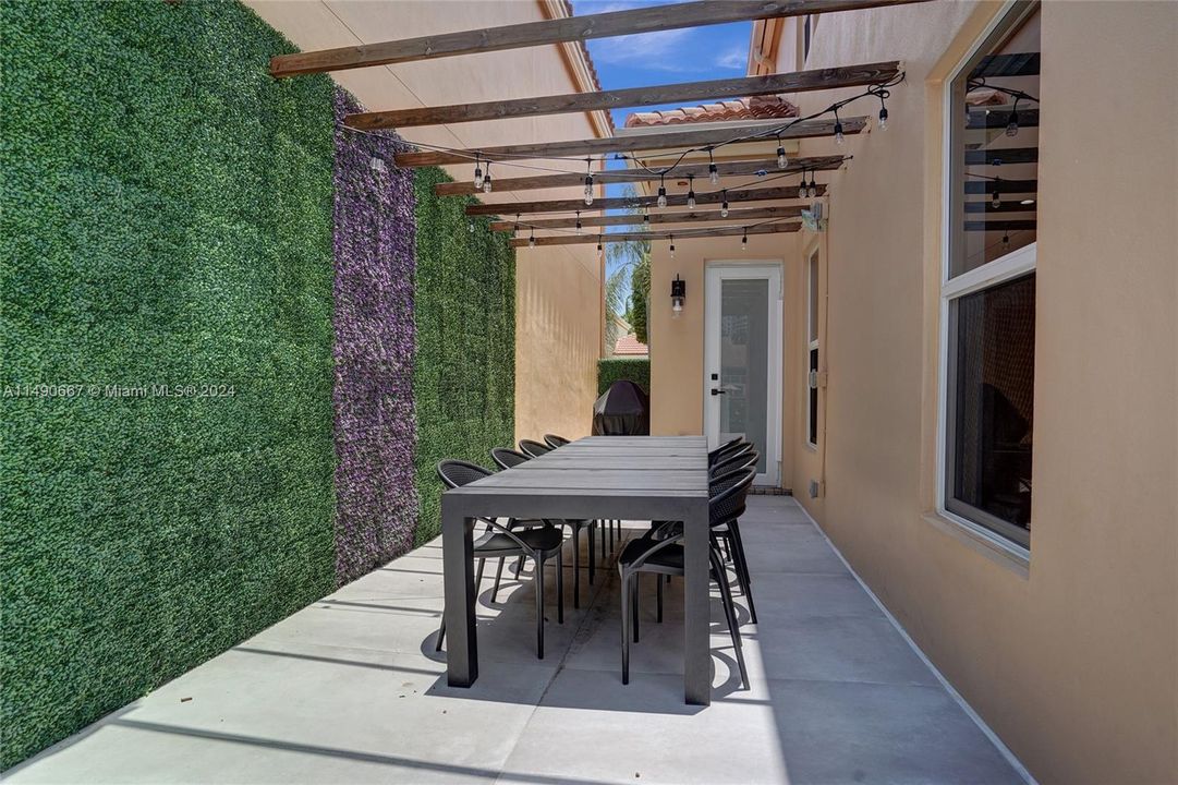 Recently Rented: $11,500 (5 beds, 3 baths, 2842 Square Feet)