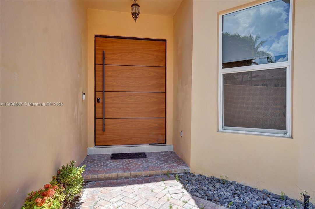 Recently Rented: $11,500 (5 beds, 3 baths, 2842 Square Feet)