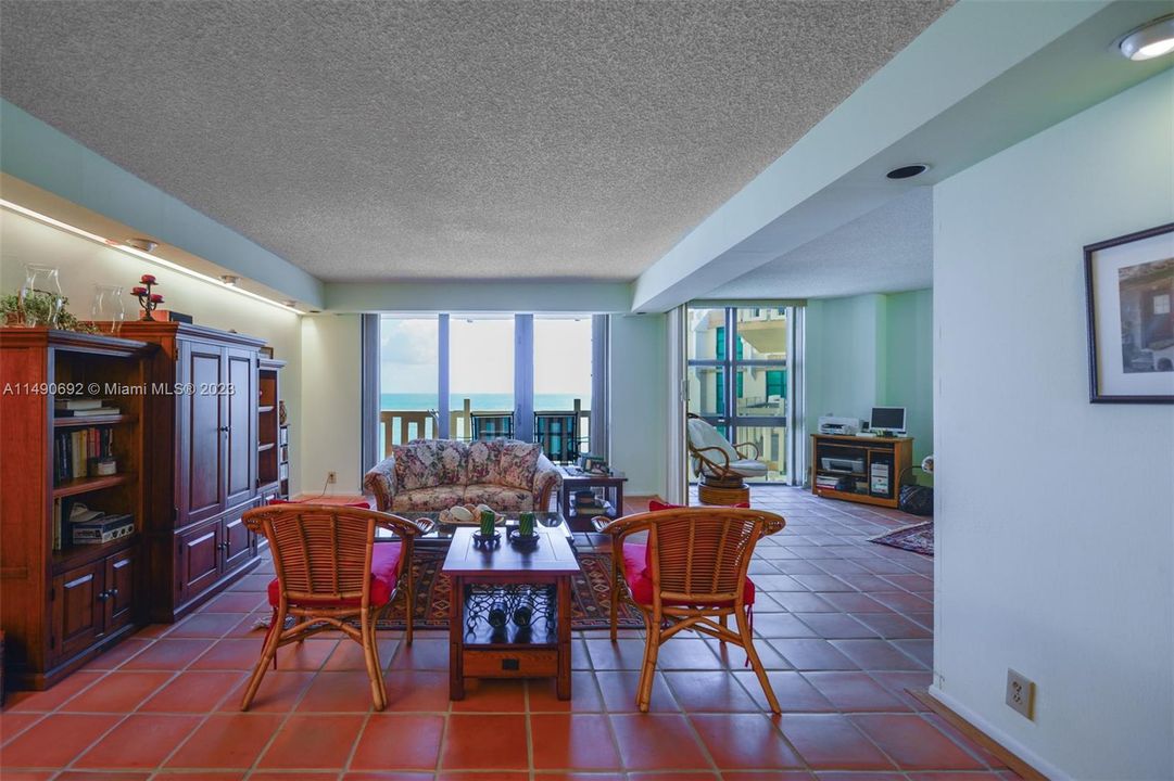 Vendido Recientemente: $1,270,000 (2 camas, 2 baños, 1409 Pies cuadrados)