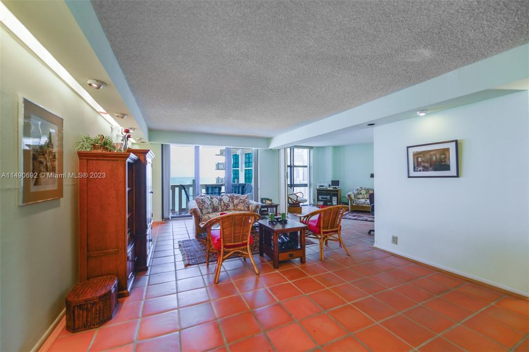 Vendido Recientemente: $1,270,000 (2 camas, 2 baños, 1409 Pies cuadrados)