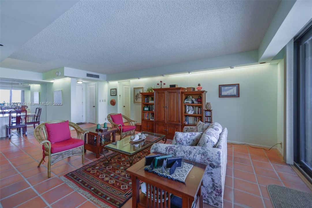 Vendido Recientemente: $1,270,000 (2 camas, 2 baños, 1409 Pies cuadrados)