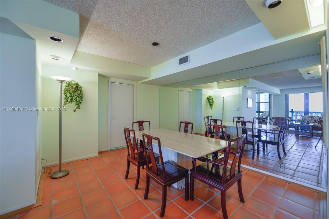 Vendido Recientemente: $1,270,000 (2 camas, 2 baños, 1409 Pies cuadrados)