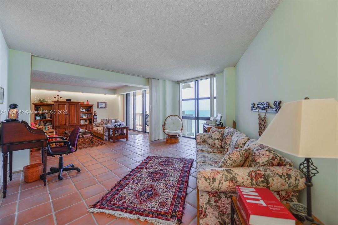 Vendido Recientemente: $1,270,000 (2 camas, 2 baños, 1409 Pies cuadrados)