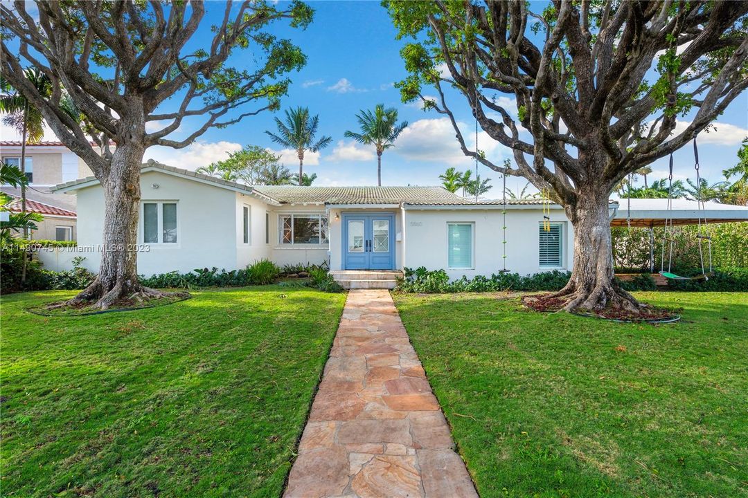 Recently Sold: $3,499,000 (3 beds, 3 baths, 2592 Square Feet)