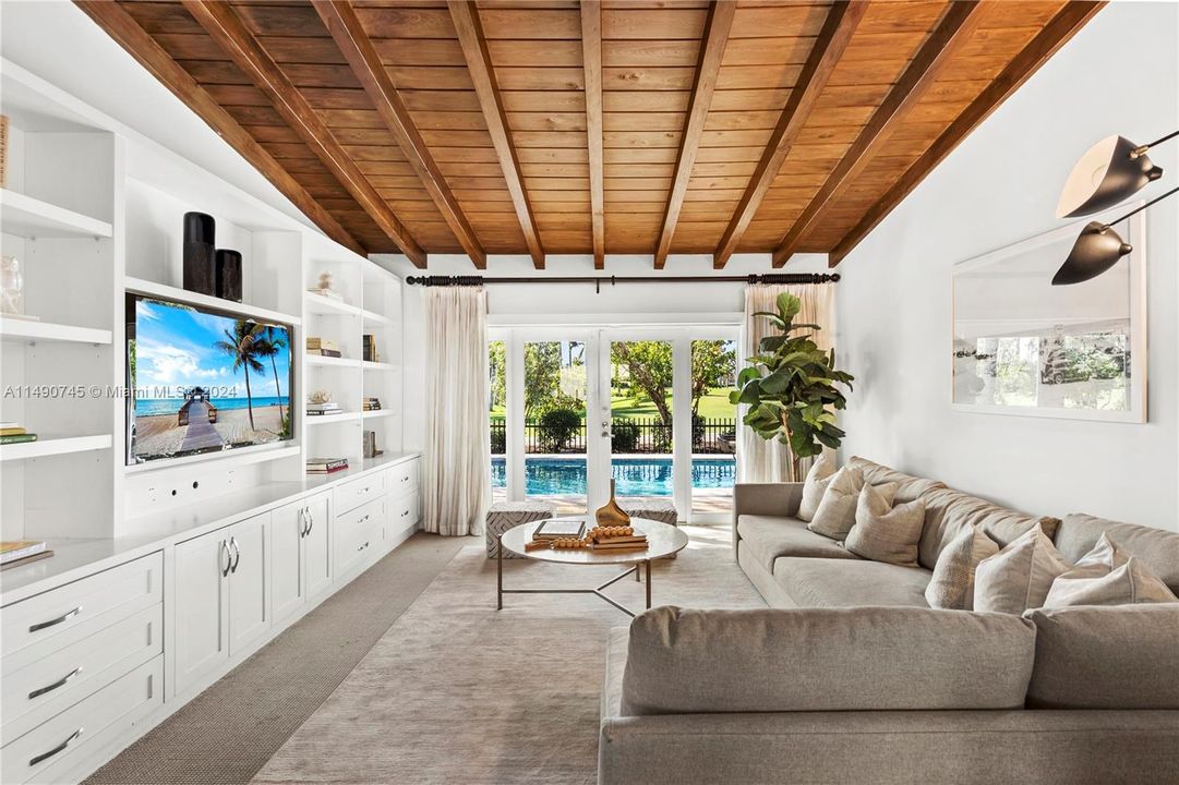 Recently Sold: $3,499,000 (3 beds, 3 baths, 2592 Square Feet)