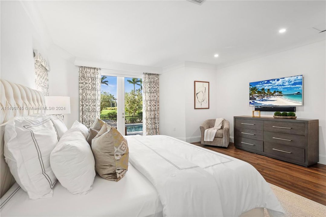 Recently Sold: $3,499,000 (3 beds, 3 baths, 2592 Square Feet)