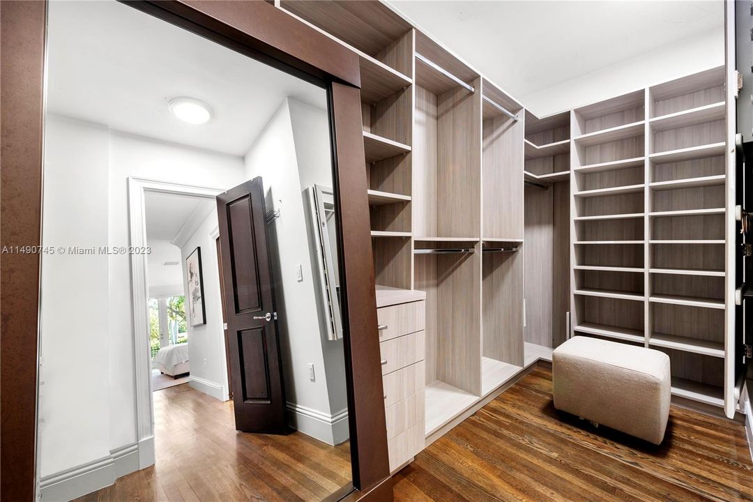 Recently Sold: $3,499,000 (3 beds, 3 baths, 2592 Square Feet)