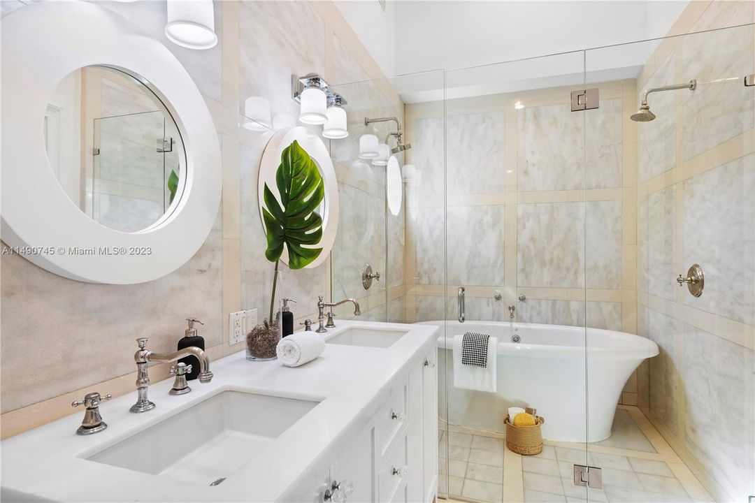 Recently Sold: $3,499,000 (3 beds, 3 baths, 2592 Square Feet)