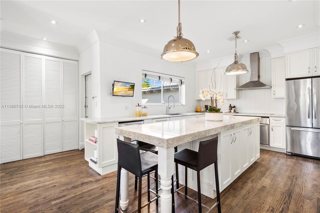 Recently Sold: $3,499,000 (3 beds, 3 baths, 2592 Square Feet)