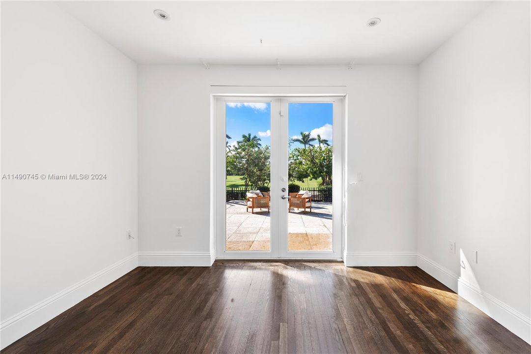 Recently Sold: $3,499,000 (3 beds, 3 baths, 2592 Square Feet)