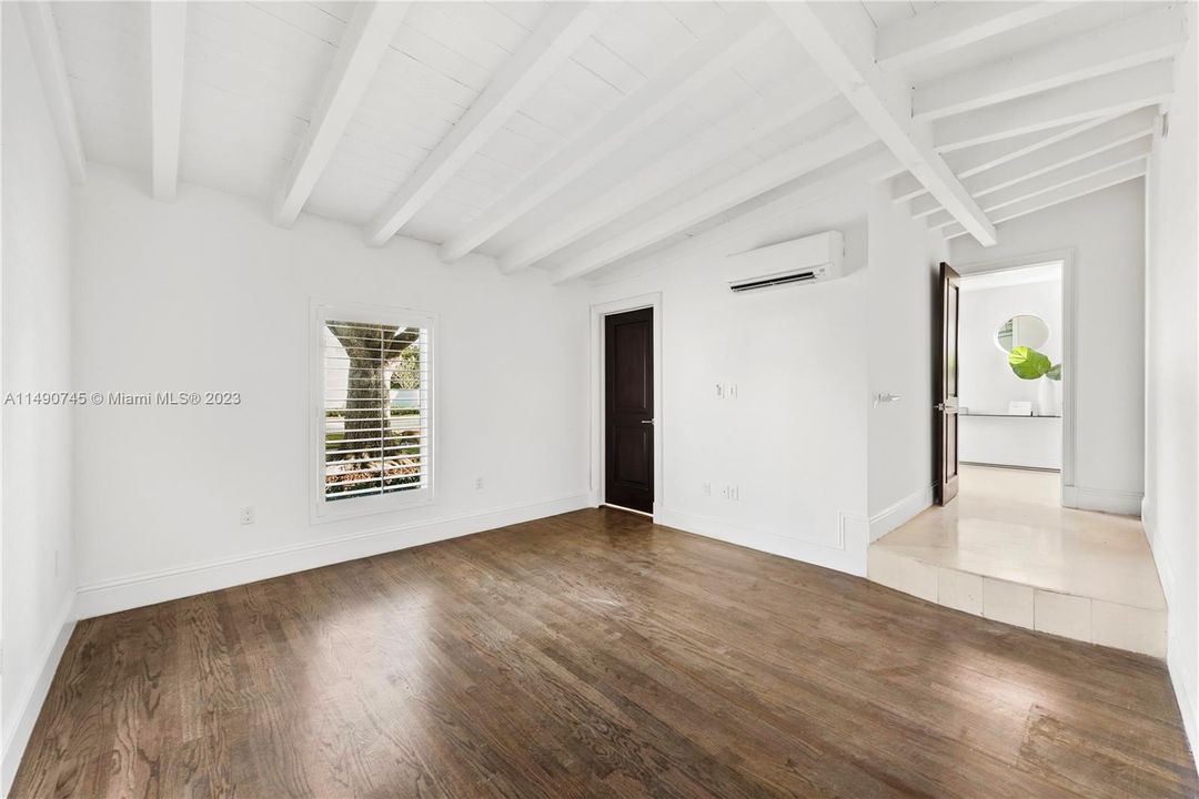 Recently Sold: $3,499,000 (3 beds, 3 baths, 2592 Square Feet)