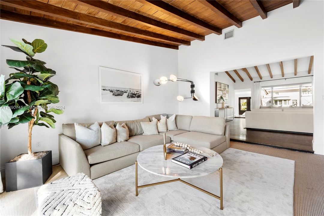 Recently Sold: $3,499,000 (3 beds, 3 baths, 2592 Square Feet)