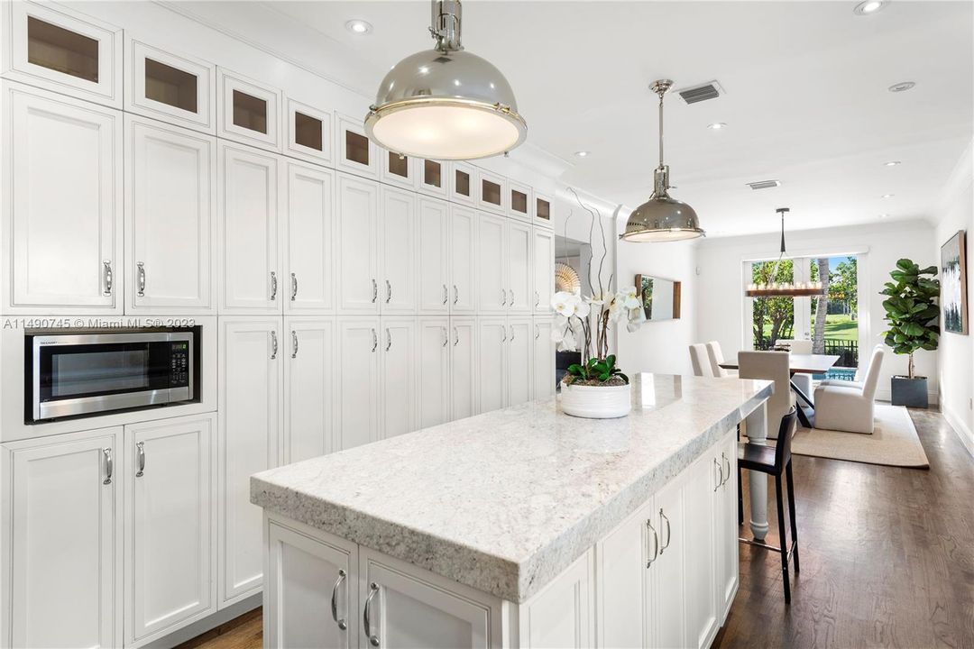 Recently Sold: $3,499,000 (3 beds, 3 baths, 2592 Square Feet)