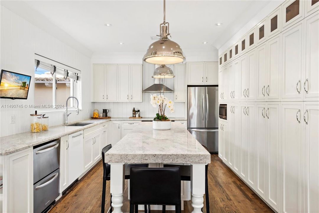 Recently Sold: $3,499,000 (3 beds, 3 baths, 2592 Square Feet)