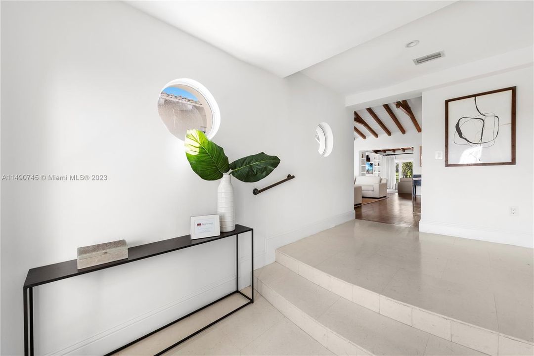 Recently Sold: $3,499,000 (3 beds, 3 baths, 2592 Square Feet)