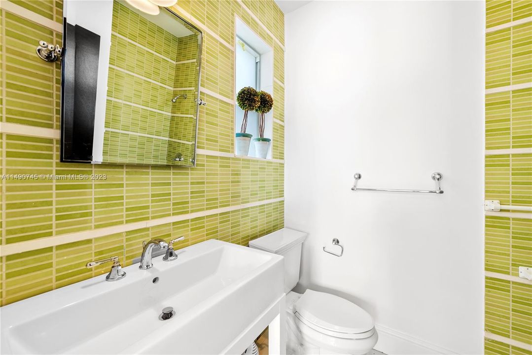 Recently Sold: $3,499,000 (3 beds, 3 baths, 2592 Square Feet)