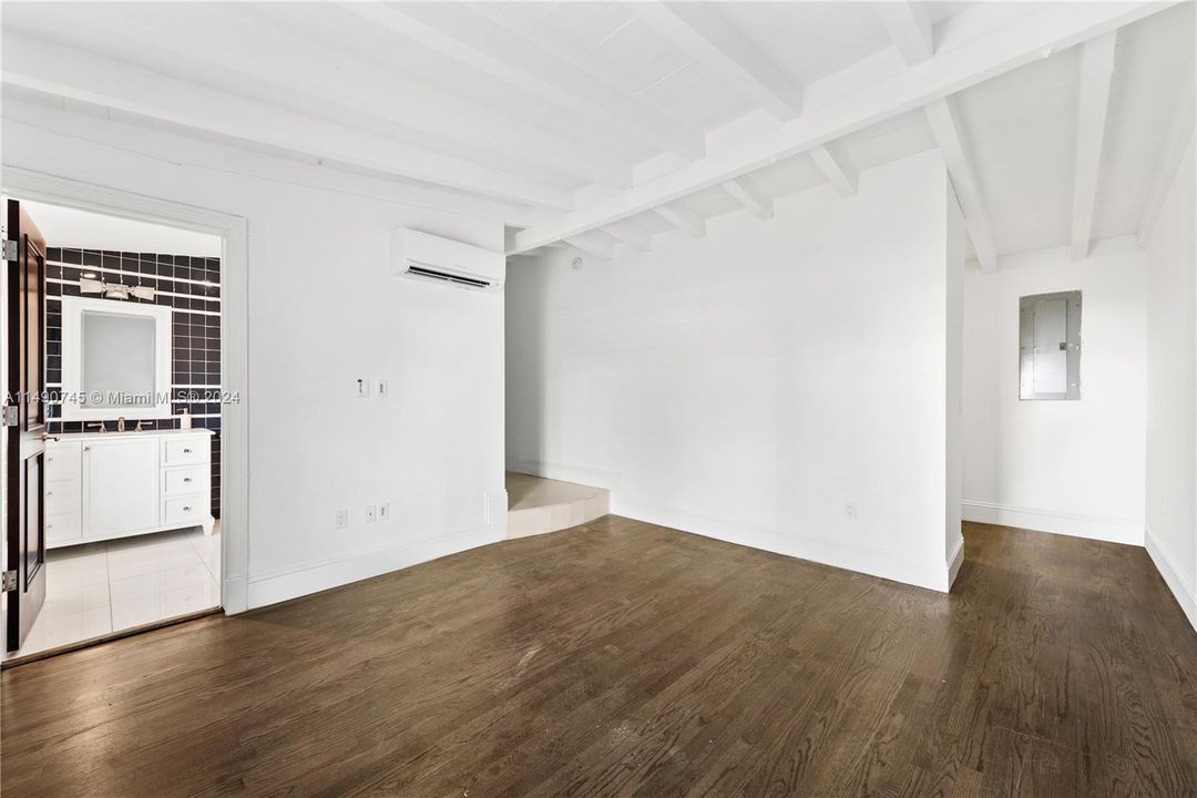 Recently Sold: $3,499,000 (3 beds, 3 baths, 2592 Square Feet)