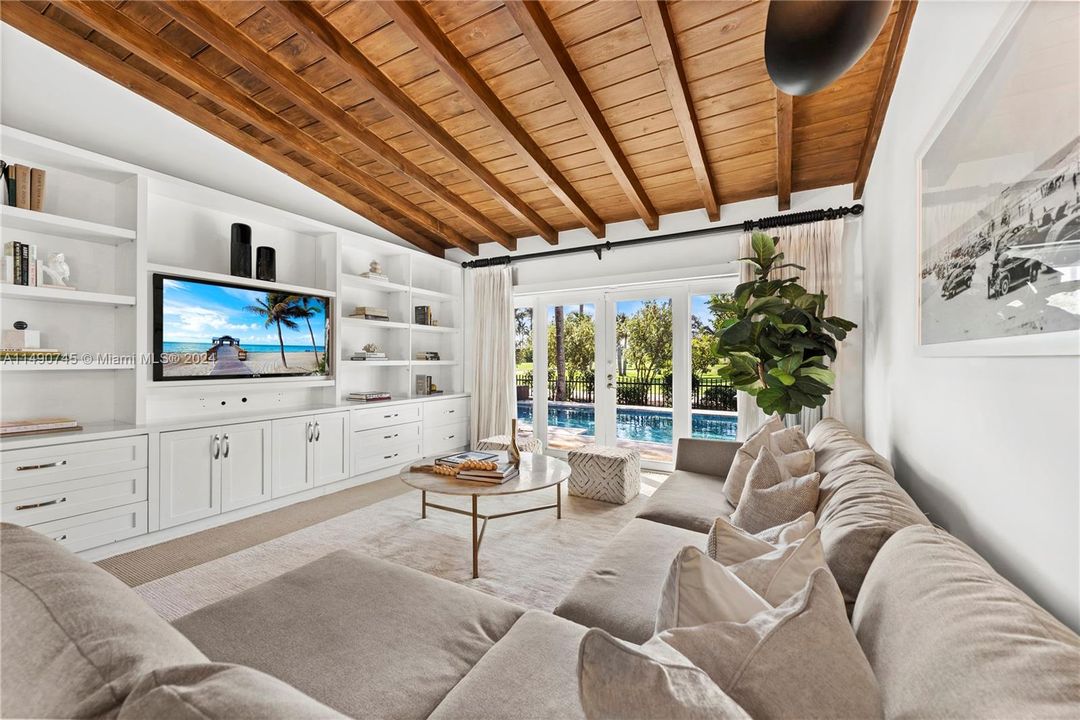 Recently Sold: $3,499,000 (3 beds, 3 baths, 2592 Square Feet)