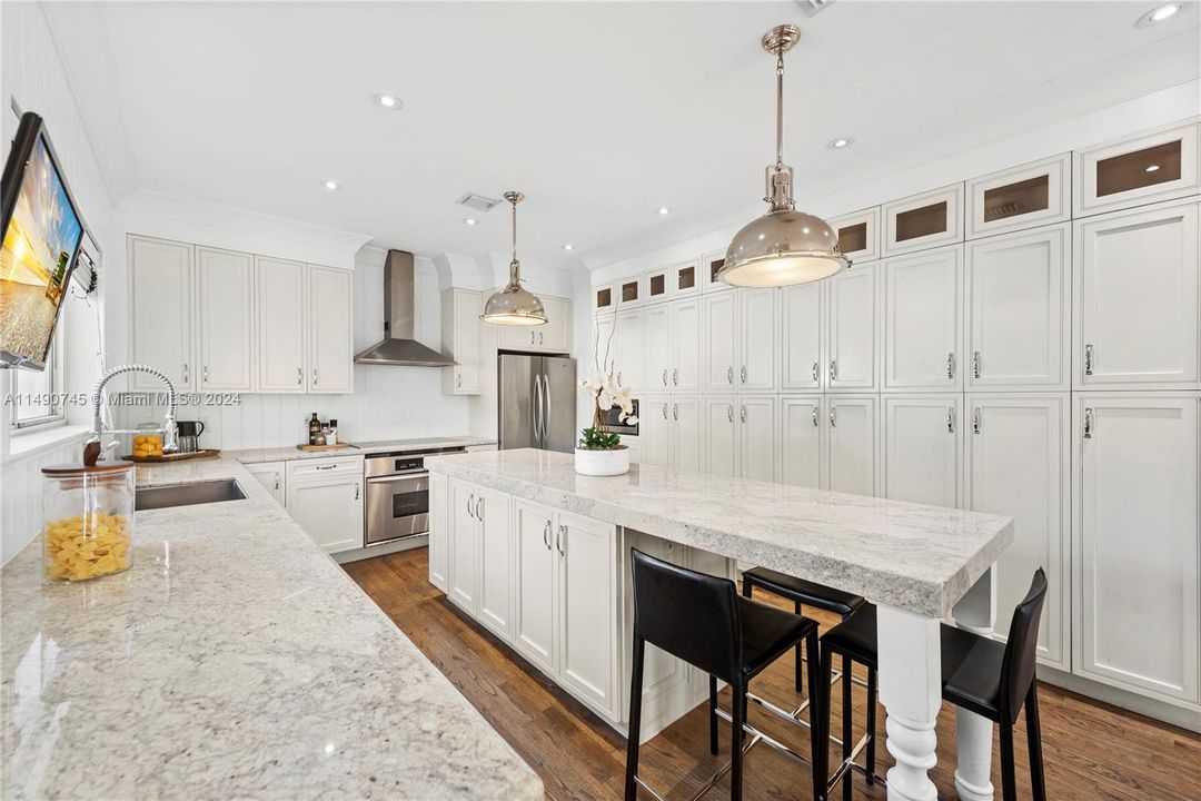 Recently Sold: $3,499,000 (3 beds, 3 baths, 2592 Square Feet)