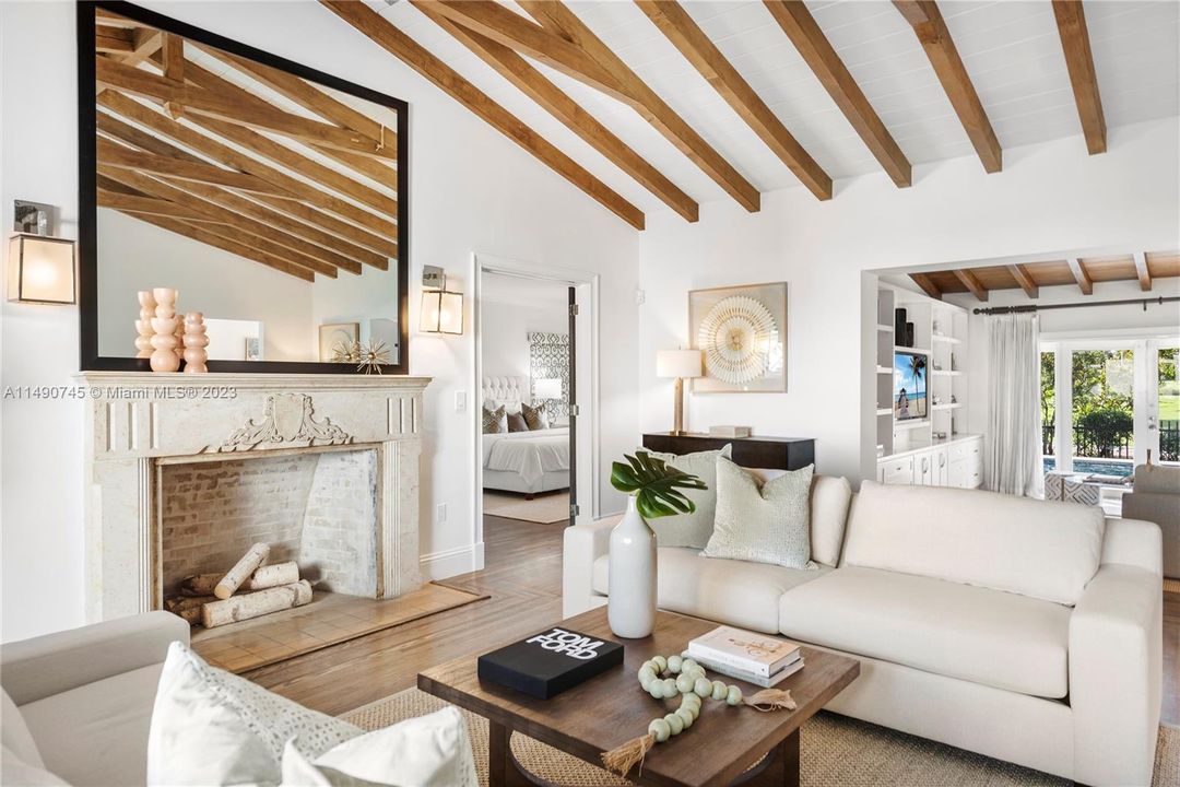 Recently Sold: $3,499,000 (3 beds, 3 baths, 2592 Square Feet)