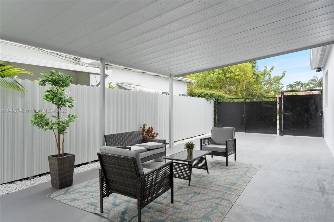 Recently Sold: $799,000 (3 beds, 2 baths, 1585 Square Feet)